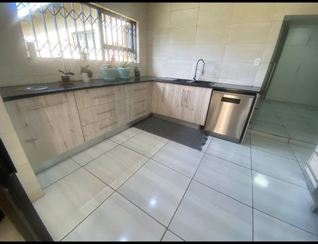 5 BEDROOM HOUSE FOR SALE IN MULLERSTUINE